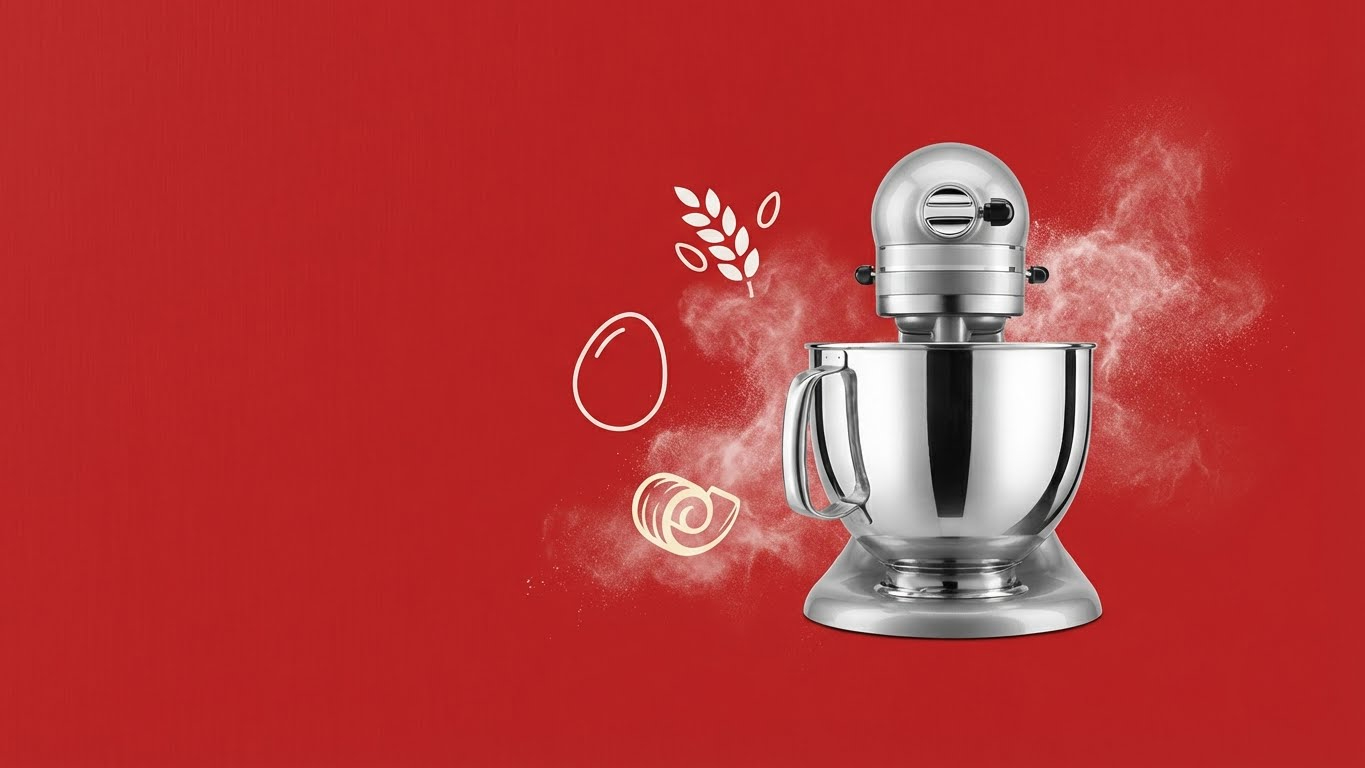 Robot pâtissier en acier inoxydable sur fond rouge, vapeur légère autour, image promotionnelle pour les électroménagers.